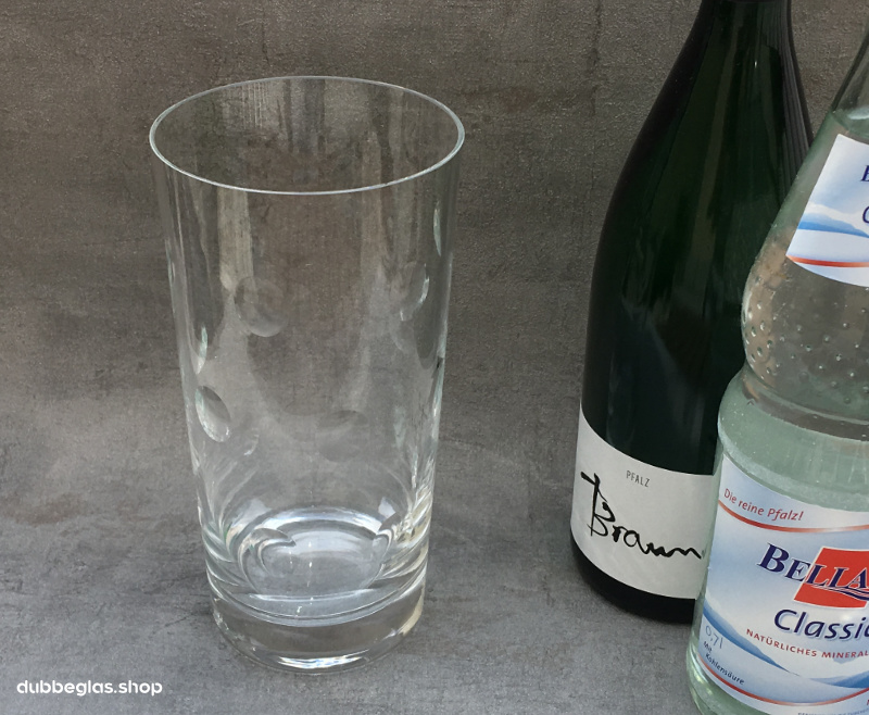Das 1 Liter Dubbeglas, geschliffen, Riesling und Mineralwasser