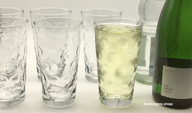 Dubbegläser mit Rieslingschorle