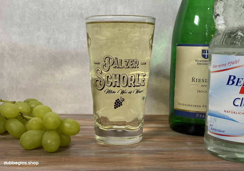 Pfälzer Schorle Dubbeglas, Riesling, Mineralwasser und Trauben